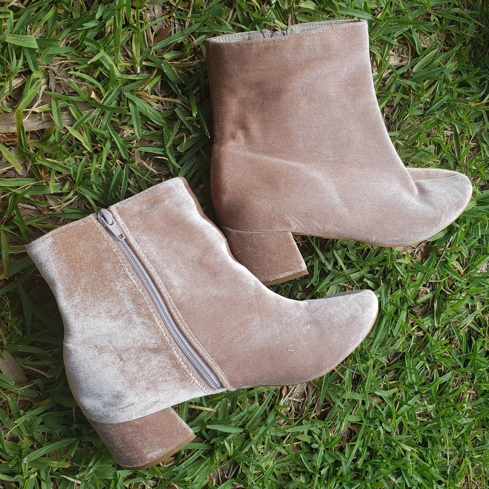 Size 8/9 Pink Velvet Rue 21 Booties
